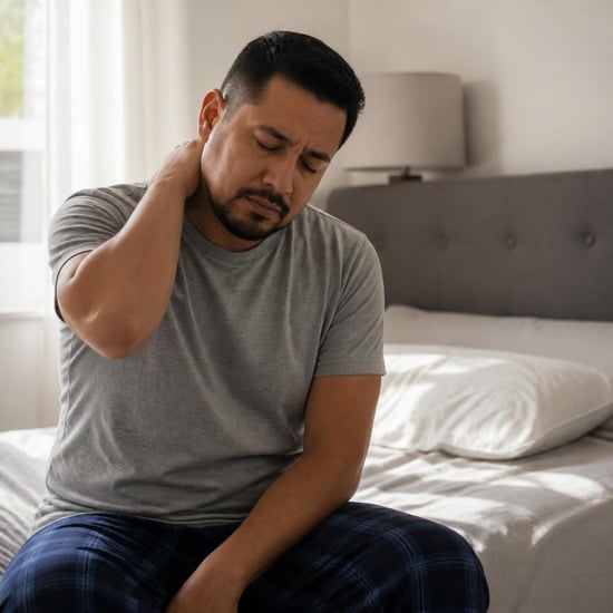 Hombre con dolor de cuello al despertar